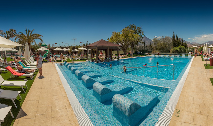 magic robin hood resort piscina viajar con niños